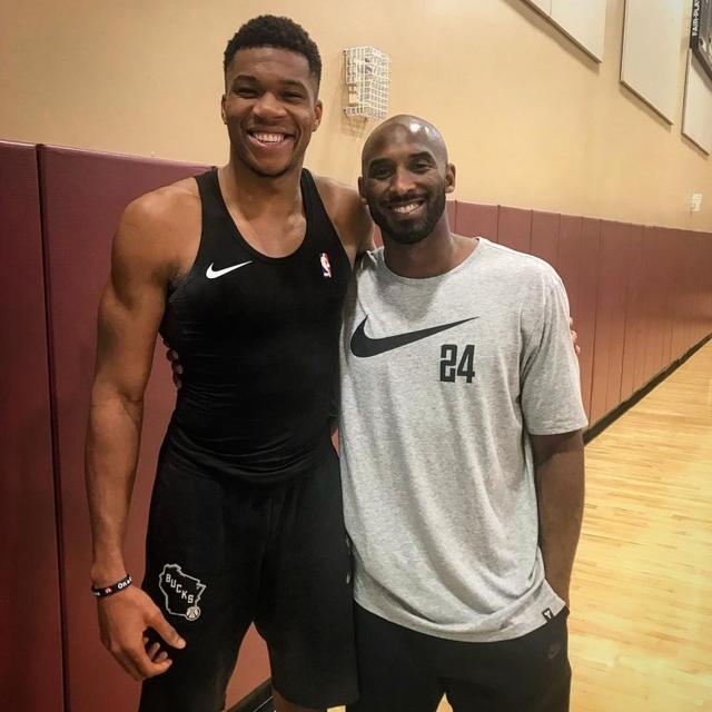 每体：费尔明和德容有望出战贝蒂斯；小白今天造访巴萨训练（每体：费尔明、德容或将出战贝蒂斯；伊涅斯塔今日现身巴萨训练课）