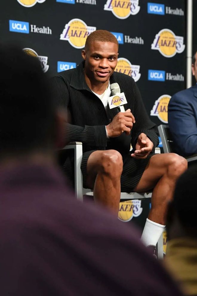 去拿球棒还是上厕所？Kanavi第三局申请暂停迅速起身离场（是取球棒还是赶厕所？Kanavi第三局喊停后迅速起身离席）